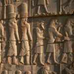 یک نمای رویایی و زیبا از تخت جمشید در ایران که سربازان هخامنشی در آن ایستاده اند