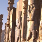 یک نمای رویایی و زیبا از تخت جمشید در ایران که سربازان هخامنشی در آن ایستاده اند