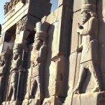 یک نمای رویایی و زیبا از تخت جمشید در ایران که سربازان هخامنشی در آن ایستاده اند