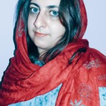 دختر جوان زیبا ایرانی با چشمان آبی و صورت سفید