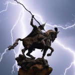 یک شخصیت اساطیری که اطراف آن پر از رعد و برق است و در آسمان در حال مبارزه