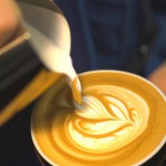 یک باریستا در حال لته آرت زدن