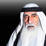مرد عرب با ریش و عمامه سفید و عبای مشکی