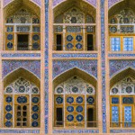 نمای مغازه دو طبقه براساس معماری سنتی ایرانی و کاشی کاری اصفهان