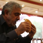 یک پیرمرد که در مارکت مک دونالد در تهران همبرگر میخورد