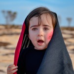 دختر سه ساله با چادر و لباس خونین در صحرا