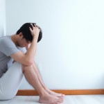 مرد غمگین روی نیکمت نشسته