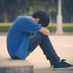 مرد غمگین روی نیکمت نشسته
