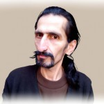 مردی ایرانی با موهای مشکی بلند و از پشت بسته شده، با دماغی عقابی و ریش و سبیل پرپشت