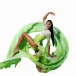مدل لباس ابریشم زنانه پرتره فوق رئالیستی رقص روی آب به سبک بیومورفیسم اثیری توسط , سبز روشن و سفید, هنر iban, طراحی دقیق, زمینه سفید,D850,58mm,f5.6