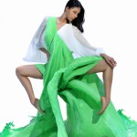مدل لباس ابریشم زنانه پرتره فوق رئالیستی رقص روی آب به سبک بیومورفیسم اثیری توسط , سبز روشن و سفید, هنر iban, طراحی دقیق, زمینه سفید,D850,58mm,f5.6