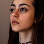 یک دختر 23 ساله زیبای ایرانی با چشم ‌های آبی موهای قهوه ای و کارش سالن آرایشی هست قد ۱۷۵ و وزن 75 کیلوگرم