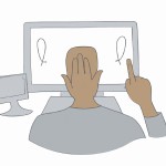 تصویر یک مرد پشت کامپیوتر