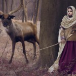 یک زن از سر تا پا دیده بشه و لباس بانوان بلوچ در آن داشته باشد ، و کنار یک آهو ایستاده باشد