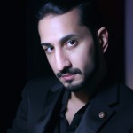 یک پسر جوان 25 ساله ایرانی قد بلند و خوشتیپ و به شدت کاری و فعال با کت و شلوار شیک
