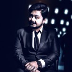 پسر 23 ساله خوشتیپ که  صورتش کاملا مشخص باشه با کت و شلوار شیک و باکلاس یک عکس کاملا واقعی و جذاب بده