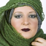 یک خانم که شال سبز به سر دارد