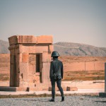 تصویر درباره‌ی یک سرباز پارسی باشد که در محوطه پاسارگاد در کنار آرامگاه کوروش در حال نگهبانی میباشد