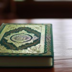 قرآن در روی میز یک فضای سر سبر