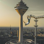 یک عکس از کسی که خودش را دارد از برج میلاد پرت می‌کند