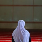 یک خانم با چادر نماز در مسجد