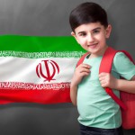 من یک پسر بچه ایرانی زیبا که پرچم ایران داخل دستش هست. رو میخوام برای جلوی کوله پشتی مدرسه
