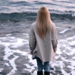 دختری کنار ساحل دریای مواج