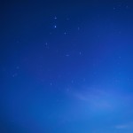 یک آسمان آبی  زیبا پر از ستاره که یه نور خیره کننده از یه گوشه می تابه