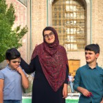 زن قهرمان دارای ۲پسر ویک دختر درحال درس خواندن در میدان امام اصفهان