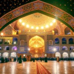 یک حسینیه سه در شش دور کامل پارچه سیاه و کتیبه و نورپردازی هیئتی و کمی فضای شهدایی