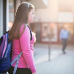 یک دانش آموز دختر در راه مدرسه