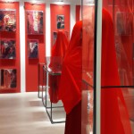 یک فروشگاه حدود 16 متری
با کانتر زیبای قرمز
مملو از کیف و روسری های با عکس دختران با حجاب
نورپردازی قوی