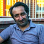 یک آقای ایرانی با موهای مشکی و قدی بلند لاغر مهربان