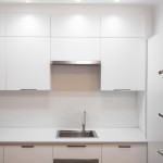 باشه آشپزخانه با کابینت سفید