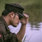 یه سرباز آماده برای نبرد با دشمن در مناطق جنگی