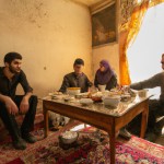 سید جواد موسویان کنار مادرش نشسته است و در خانه قدیمی شان در نجف آباد دارند چای می خورند . محسن و سعید و مجید و آقا رسول هم نشسته اند و دارند با هم صحبت می کنند
