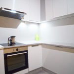 باشه آشپزخانه با کابینت سفید