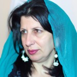 تصویر یک دختر خوشگل چهل و سه ساله با ابروهای کشیده موهای مشکی و روسری ابی