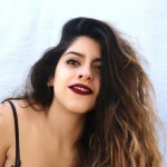 دختری با موهای فر و بلند و چشمای سیاه باشه و خط چشم بلند