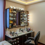 یک اتاق دخترانه یک طرف ویترین از محصولات مراقبتی پوست و مو و یک کتابخانه از کتاب  تخت خواب میز توالت با لوازم آرایشی