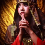 خانمی زیبا روی و با پوشش اسلامی و متشخص