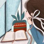 دختری که ازپنجره به بیرون نگاه میکنه. موهاش رو با روبان آبی بسته و باد میزنه. رو پنحره یک گلدون شمعدانی قرمز و یک کتاب باز هست