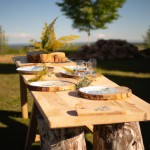میز با ظروف چوبی وسط یه طبیعت زیبا