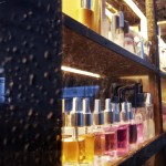 مغازه عطر فروشی کوچیک که چندتا قفسه عطر چیدم همراه با ظروف عطری و فضای بارونی
