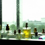 یه اتاق که داخلش پر از عطر و ظرف عطره،پنجرش رو به بیرون باشه و فضا کاملا بارونی،