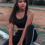 یک دختر با اندام ورزش کاری لب صاحل