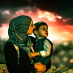 تصویر یک کودک و مادر فلسطینی زیر بمباران و در حال دفاع از فلسطین