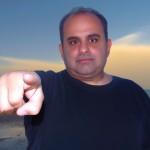 ساخت یک تصویر پروفایل با عکس خودم برای پیام‌رسان های ایرانی در خالی که با انگشت  اشاره به دور دست اشاره می کنم و  به افق خیره شدم