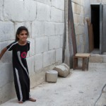 دختر مجروح فلسطینی که کنار خانه ای بم