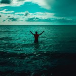 انسان ایستاده روی آب دریا